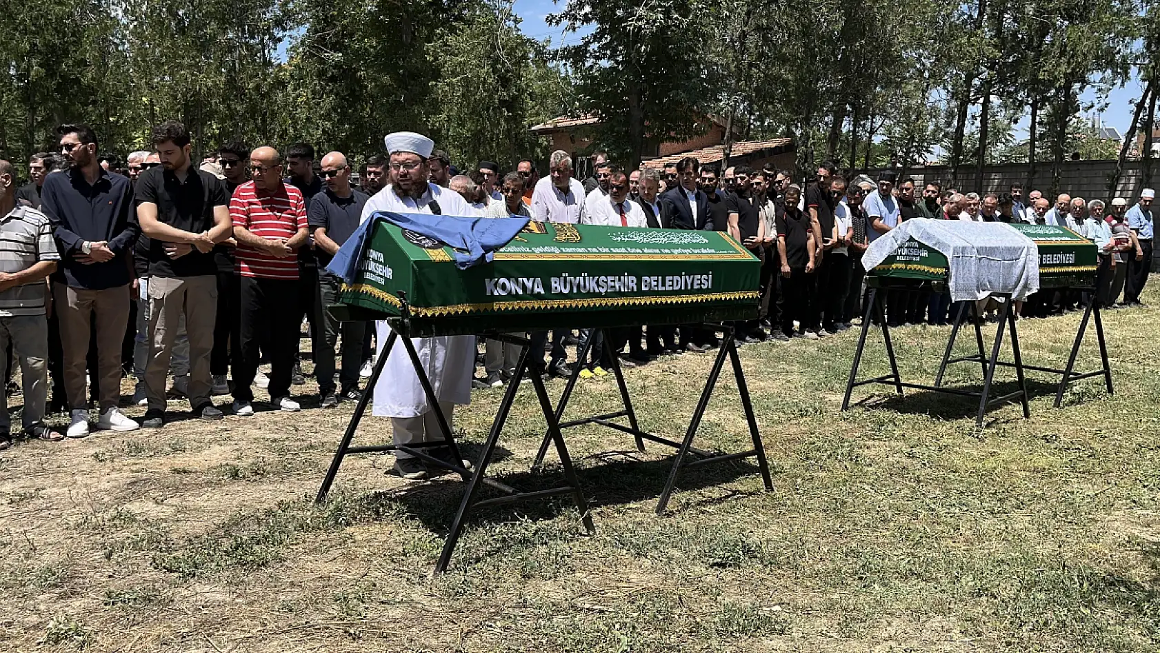 Konya'yı yasa boğan anne ve kız son yolculuğuna uğurlandı: Gözyaşları sel oldu