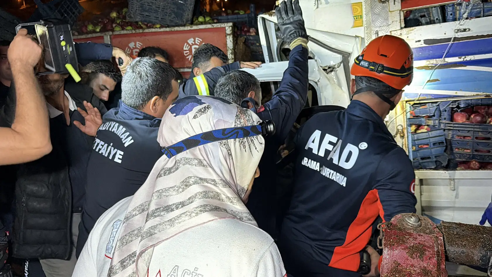 Kamyonet traktöre arkadan çarptı: 1 ölü, 1 yaralı