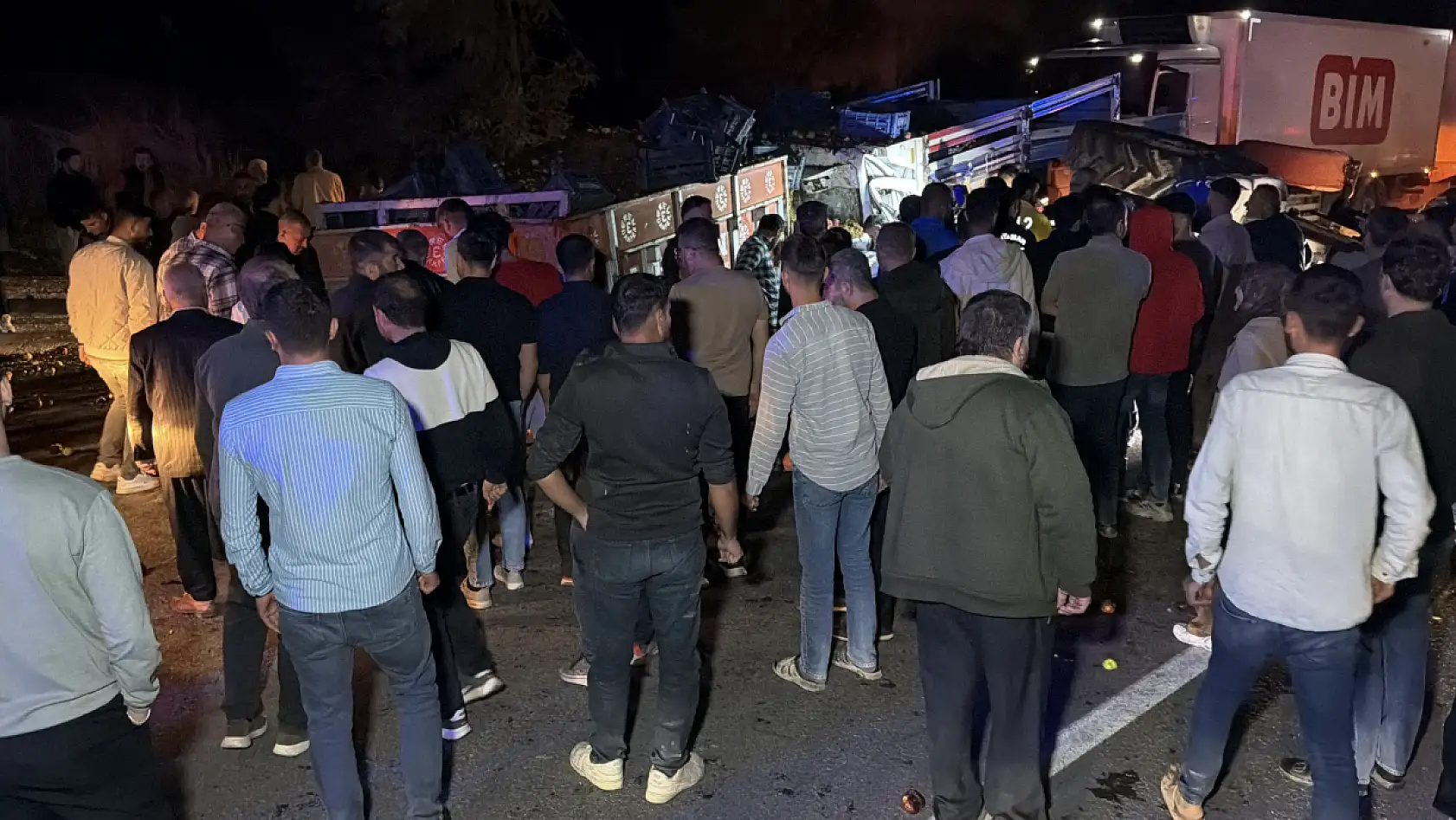 Kamyonet traktöre arkadan çarptı: 1 ölü, 1 yaralı