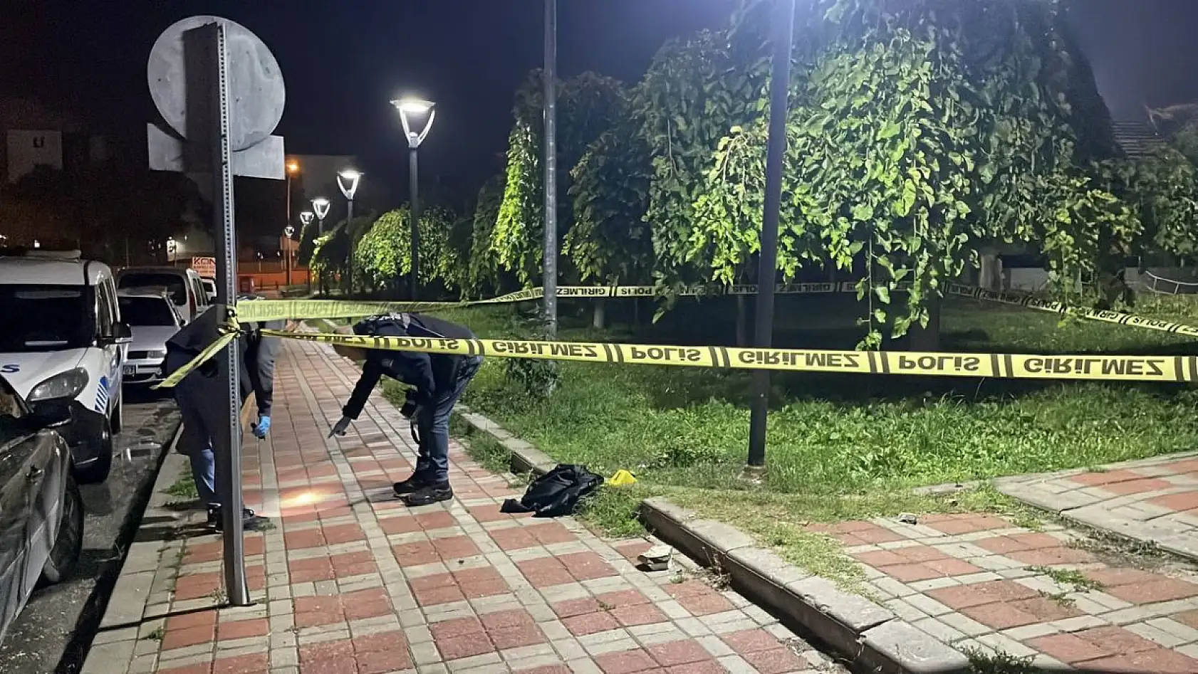 15 yaşındaki çocuk parkta dehşet saçtı: 2 ağır yaralı