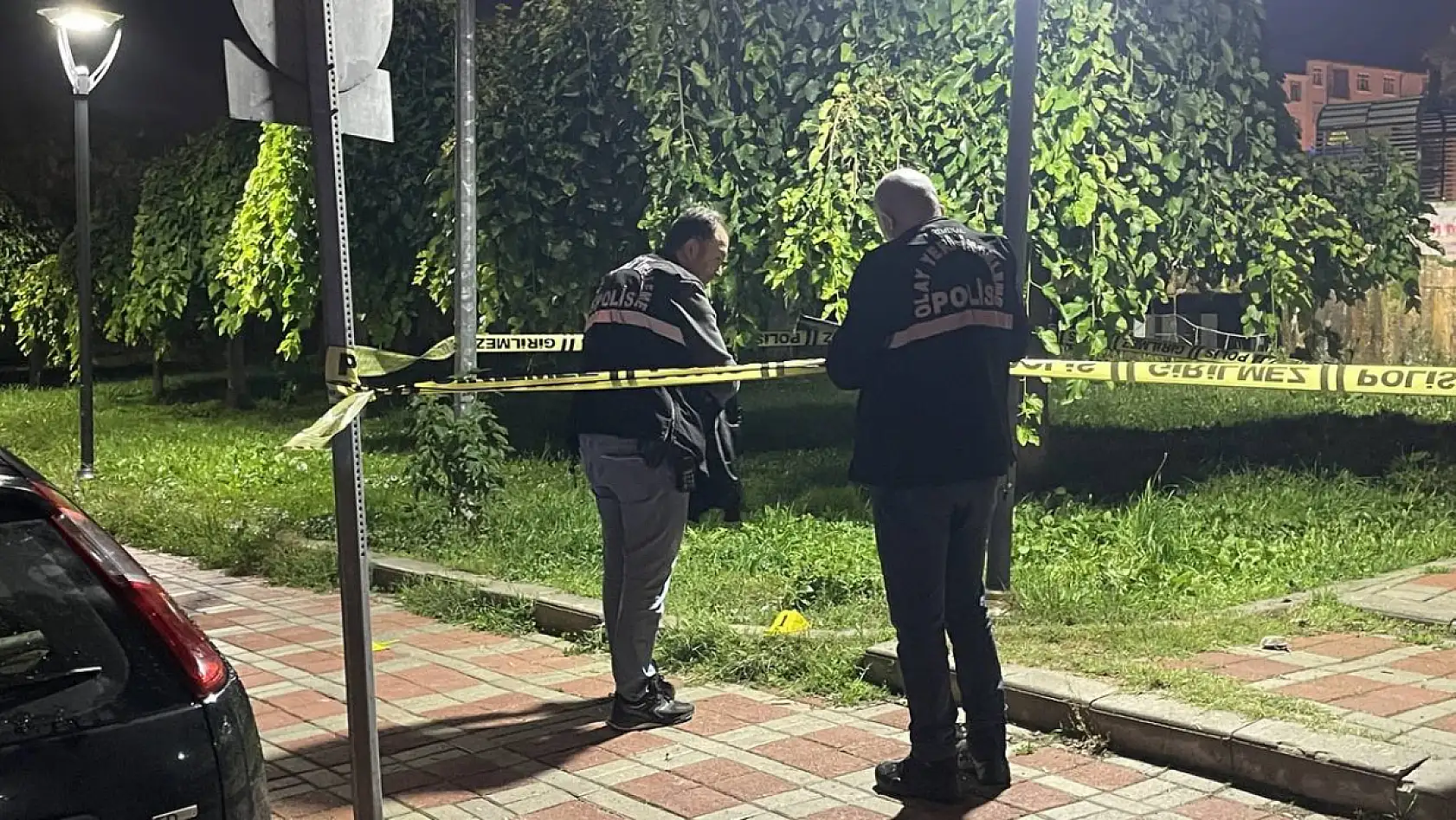 15 yaşındaki çocuk parkta dehşet saçtı: 2 ağır yaralı