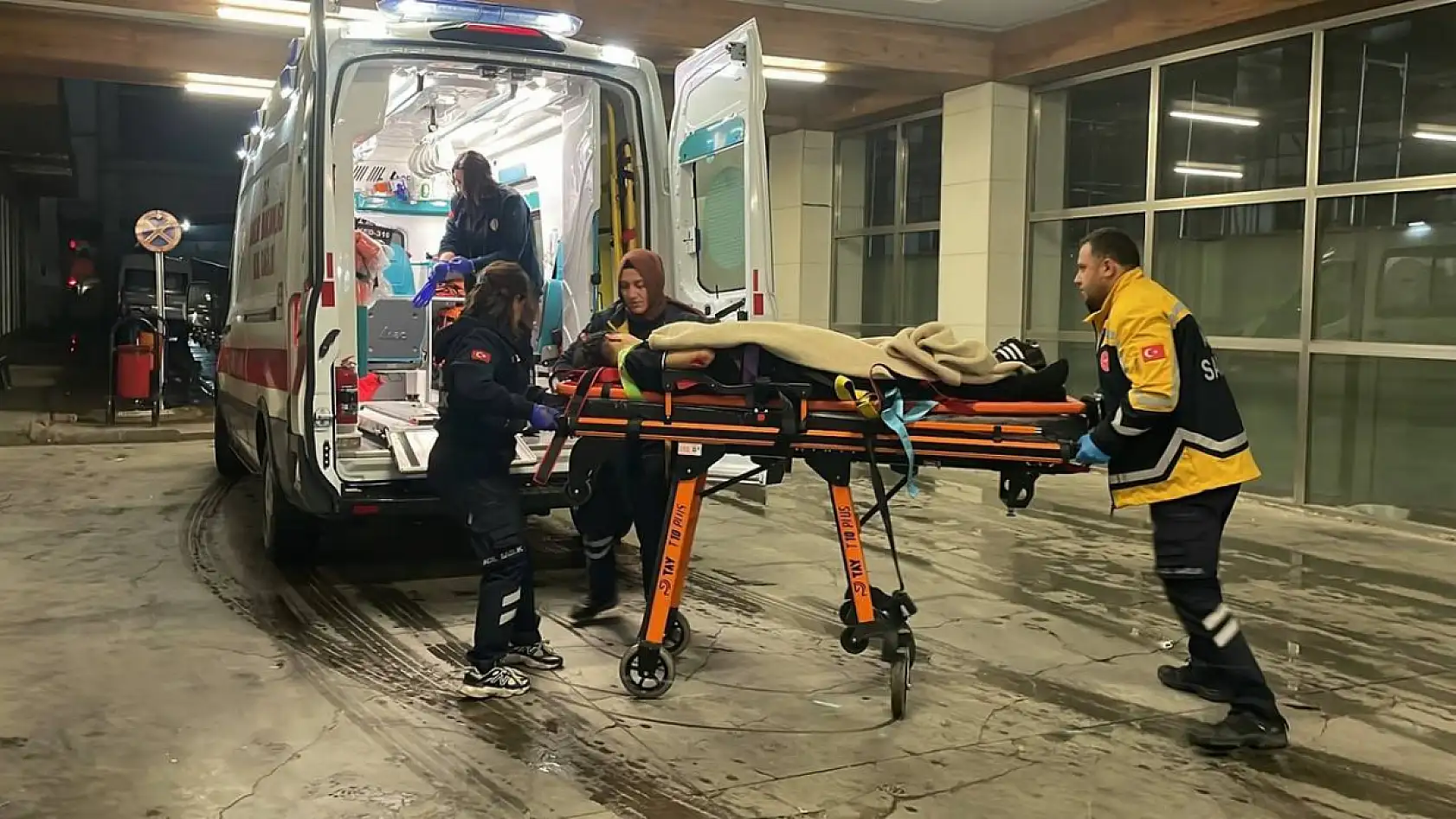 15 yaşındaki çocuk parkta dehşet saçtı: 2 ağır yaralı