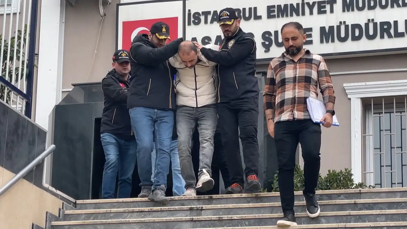 Eşiyle ilişkisi olduğunu öne sürdüğü kişiyi öldürüp kaçtı
