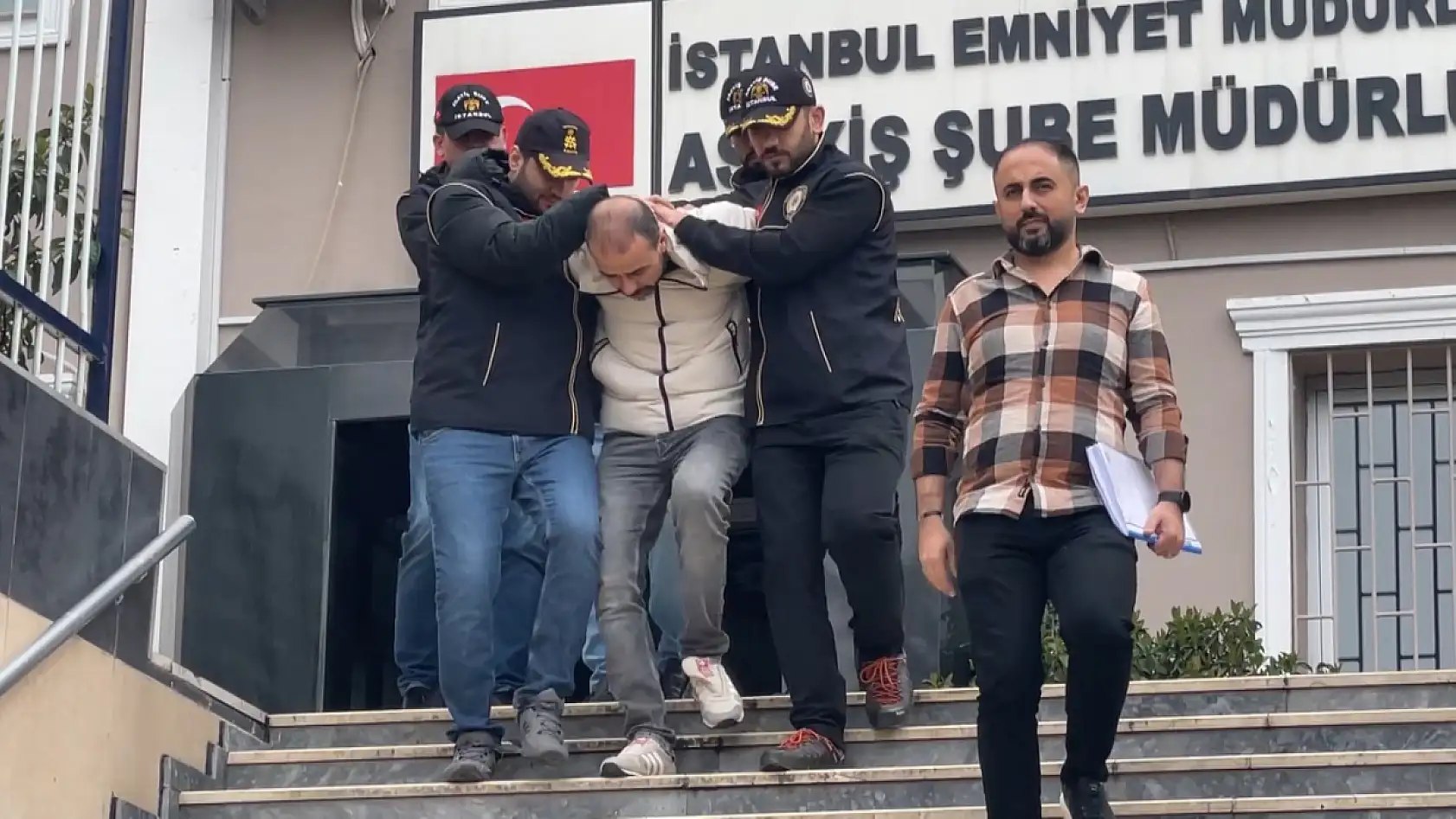 Eşiyle ilişkisi olduğunu öne sürdüğü kişiyi öldürüp kaçtı
