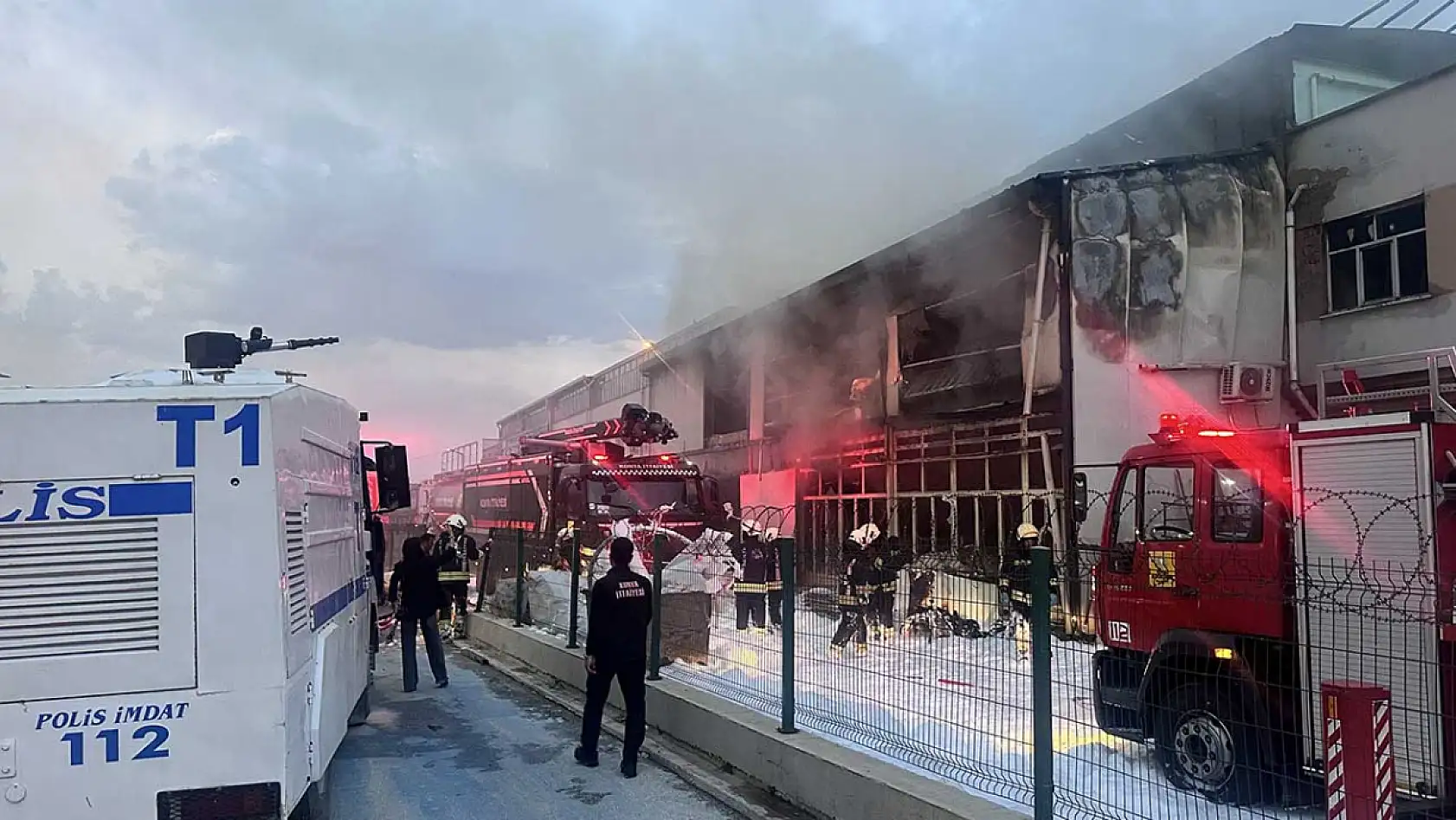 Konya'da fabrika yangını: İtfaiye eri Mehmet Tekeli şehit oldu!