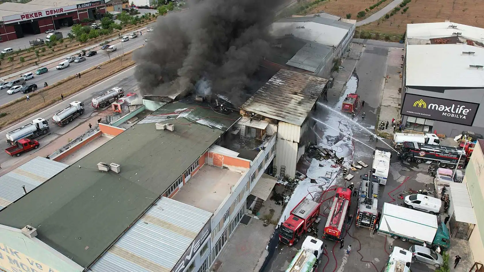 Konya'da fabrika yangını: İtfaiye eri Mehmet Tekeli şehit oldu!