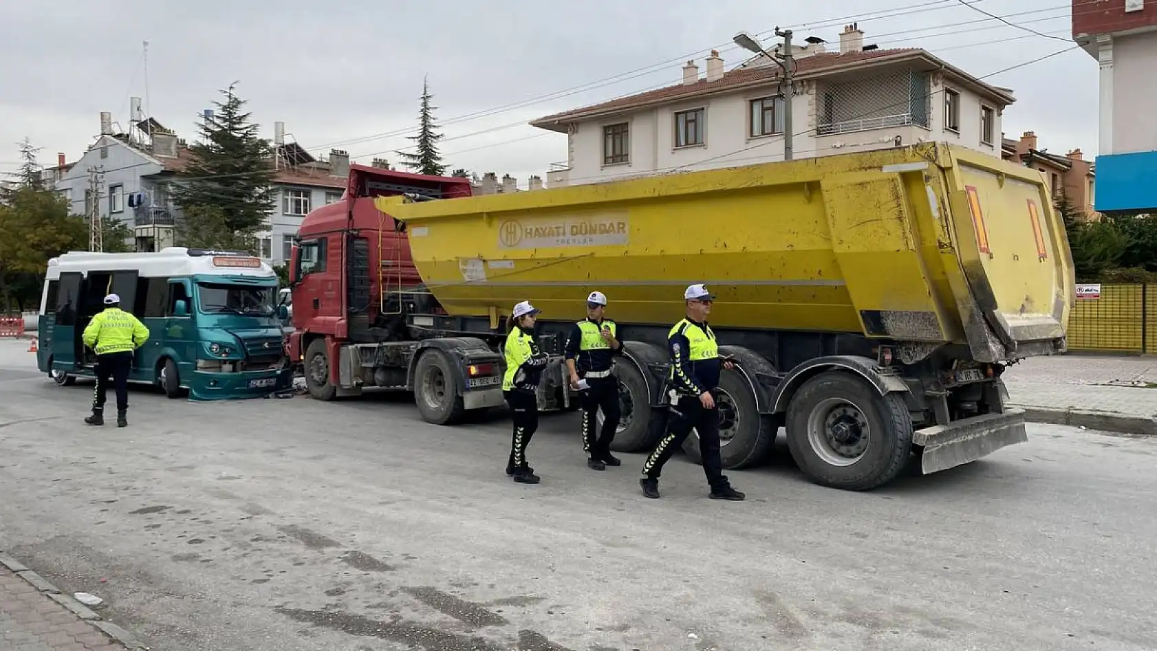 Konya merkezde yolcu minibüsü ile kamyon çarpıştı: Çok sayıda yaralı var