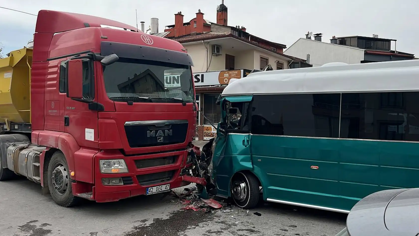 Konya merkezde yolcu minibüsü ile kamyon çarpıştı: Çok sayıda yaralı var