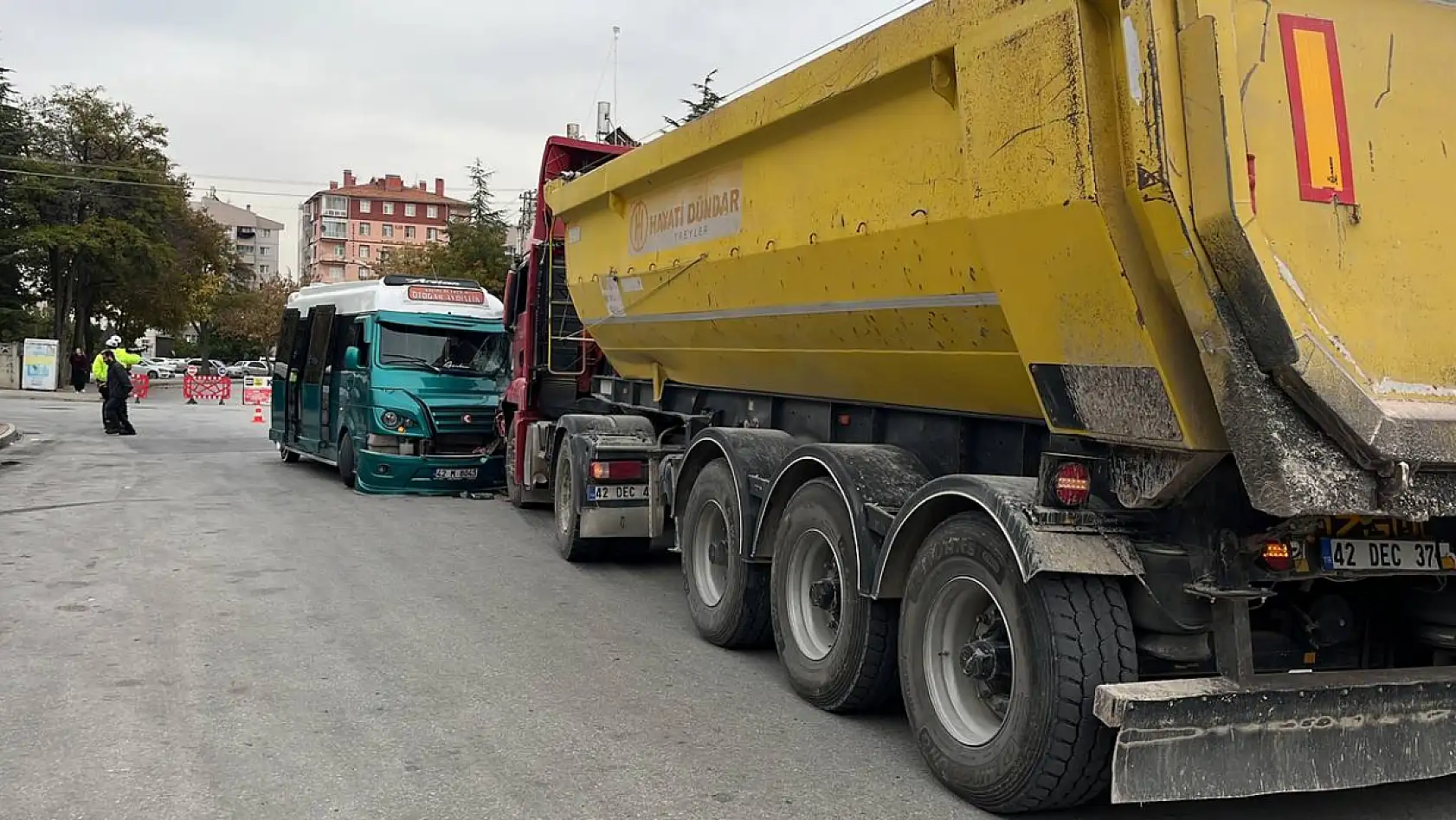 Konya merkezde yolcu minibüsü ile kamyon çarpıştı: Çok sayıda yaralı var