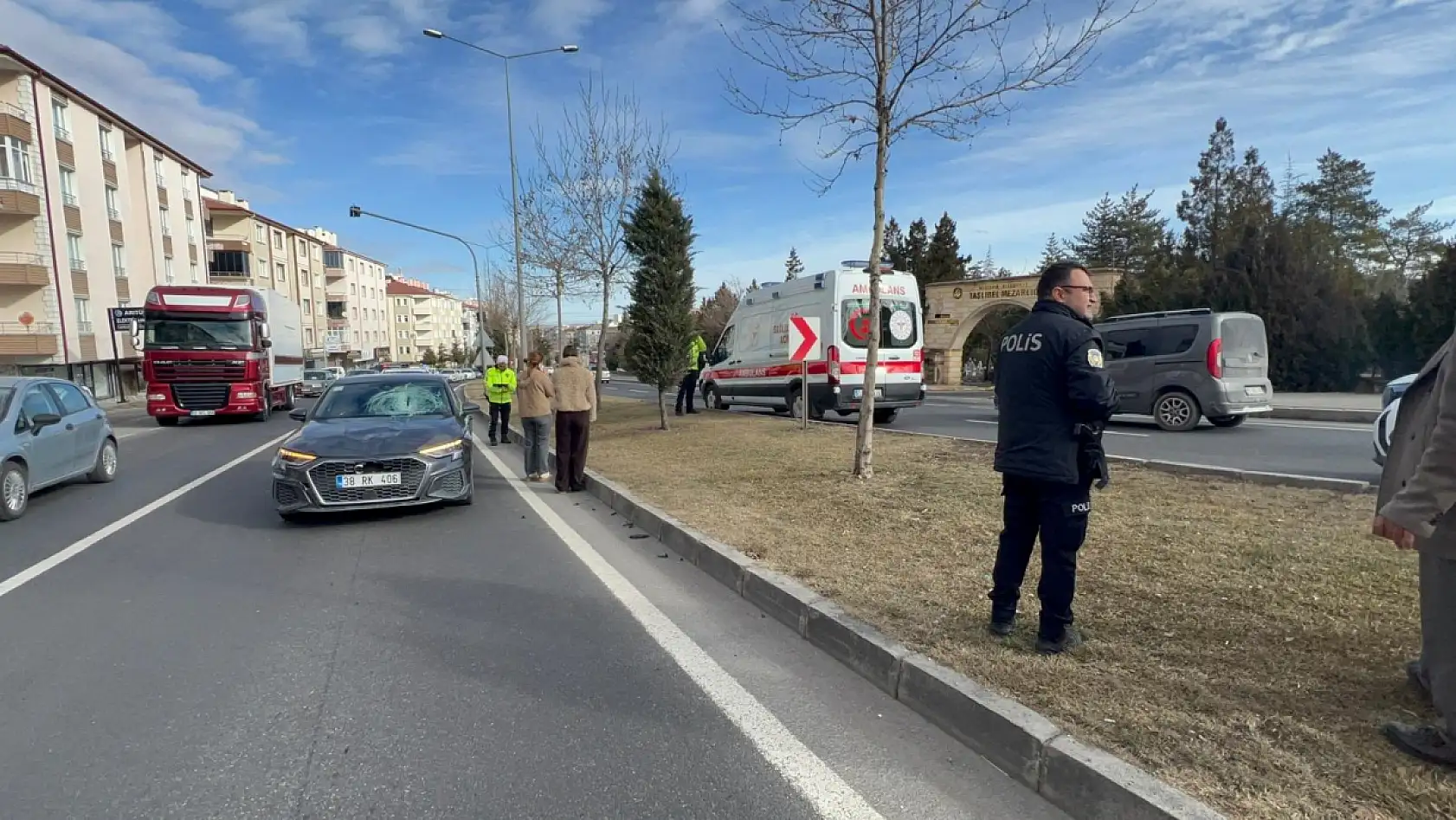 Yolun karşısına geçmek isterken can verdi
