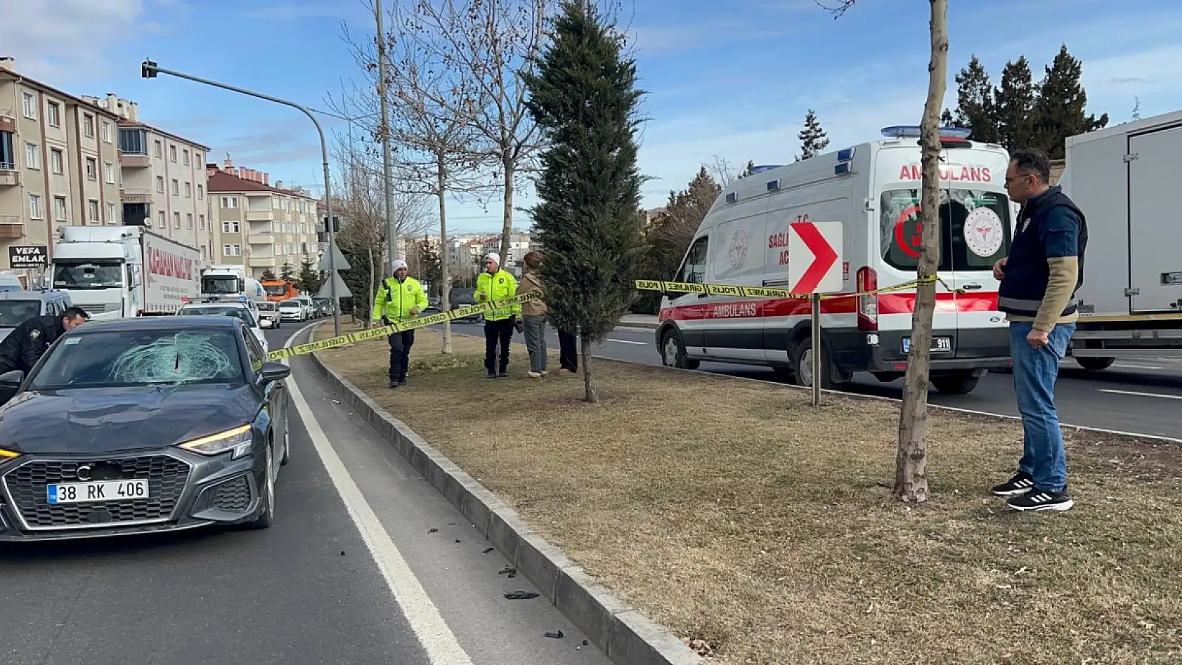 Yolun karşısına geçmek isterken can verdi