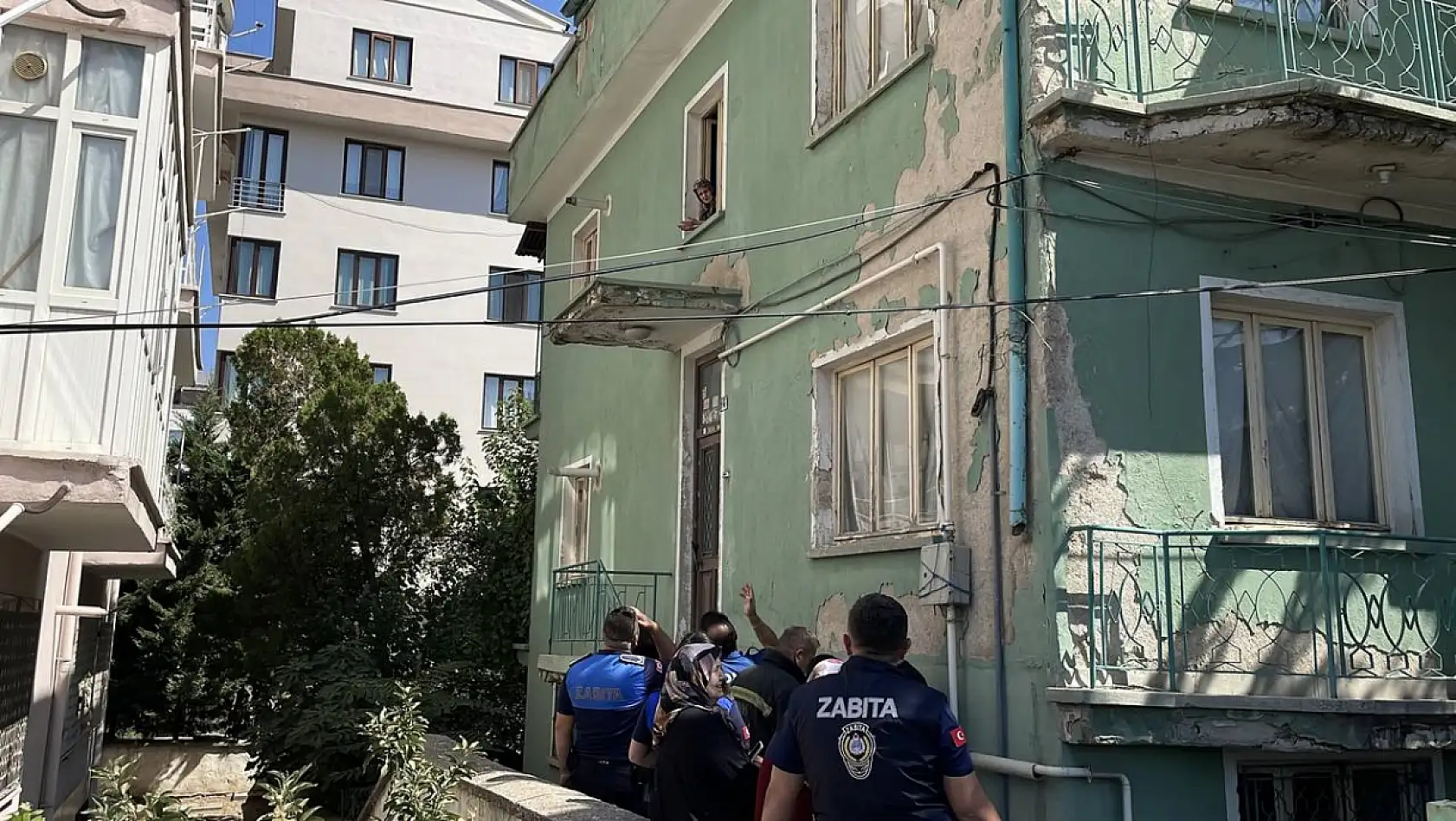 Konya merkezdeki binadan yayılan kötü koku ekipleri alarma geçirdi