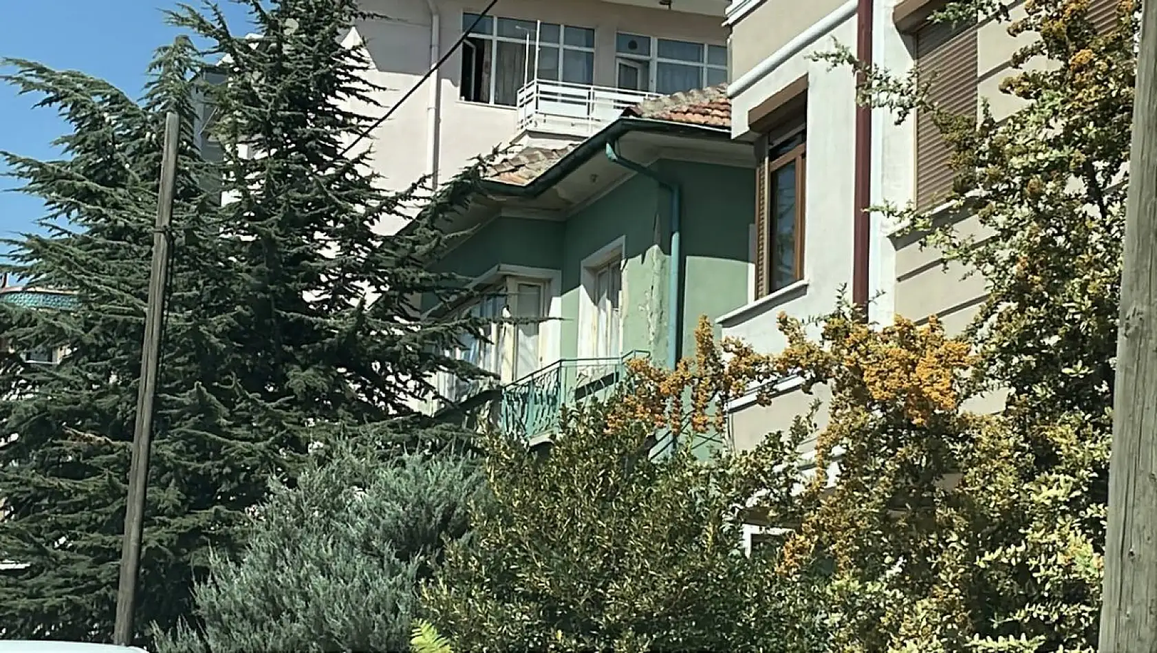 Konya merkezdeki binadan yayılan kötü koku ekipleri alarma geçirdi