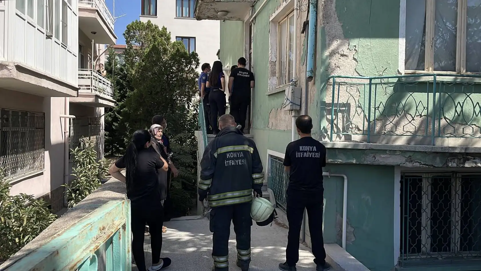 Konya merkezdeki binadan yayılan kötü koku ekipleri alarma geçirdi