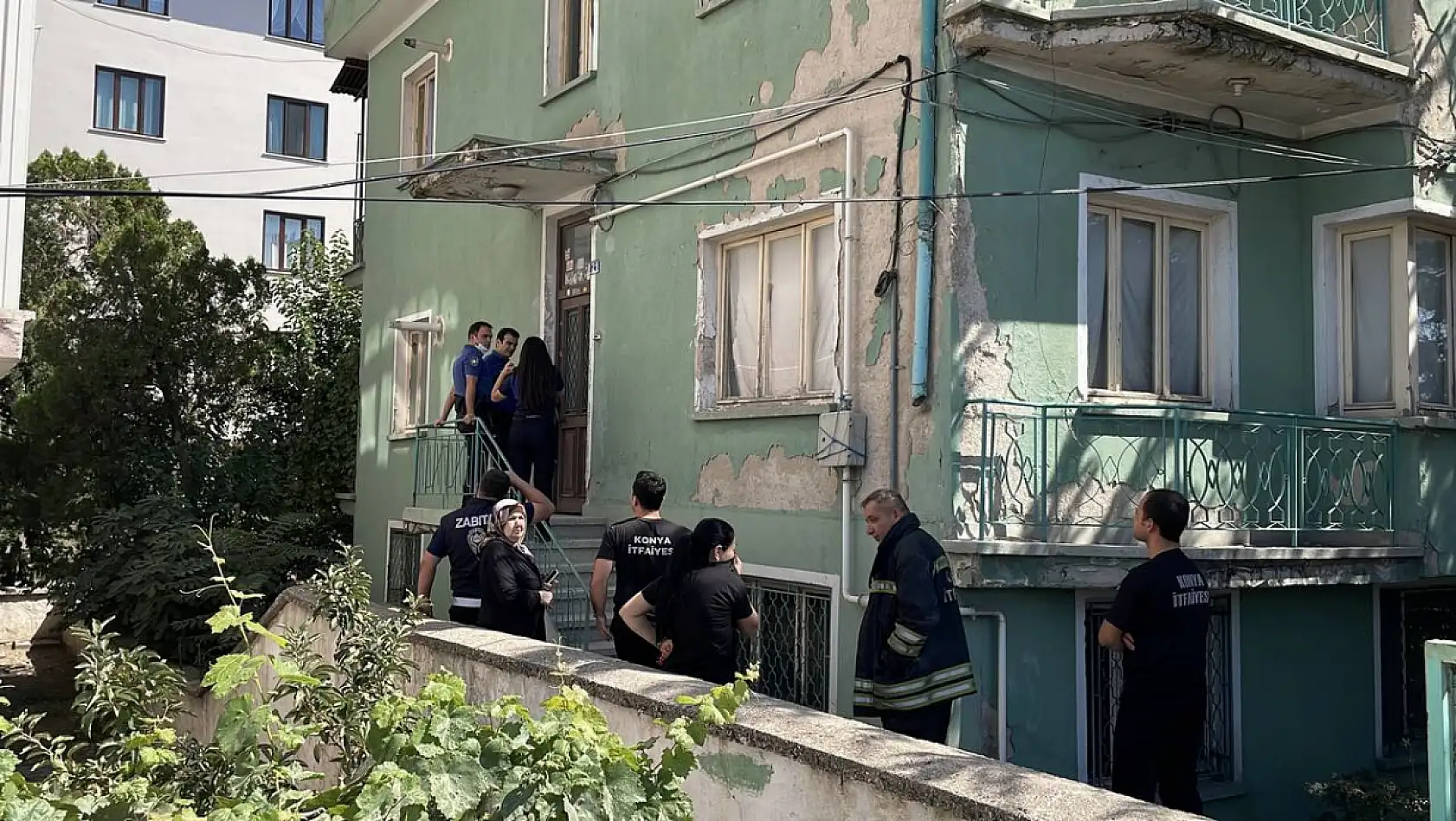 Konya merkezdeki binadan yayılan kötü koku ekipleri alarma geçirdi