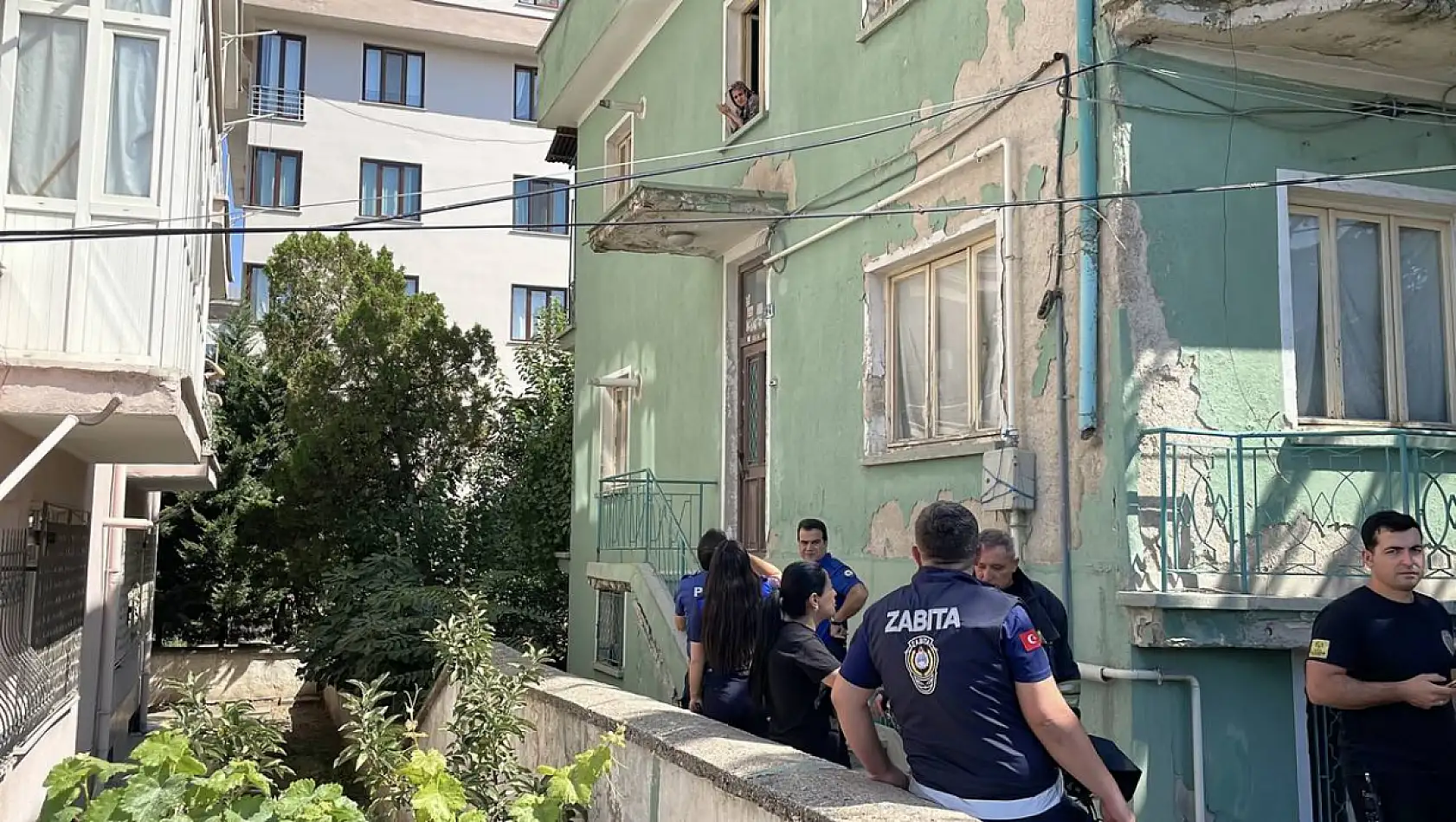 Konya merkezdeki binadan yayılan kötü koku ekipleri alarma geçirdi
