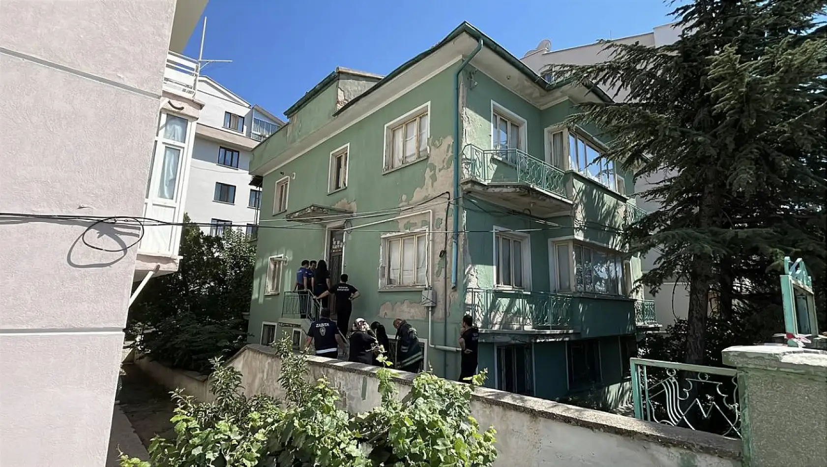 Konya merkezdeki binadan yayılan kötü koku ekipleri alarma geçirdi