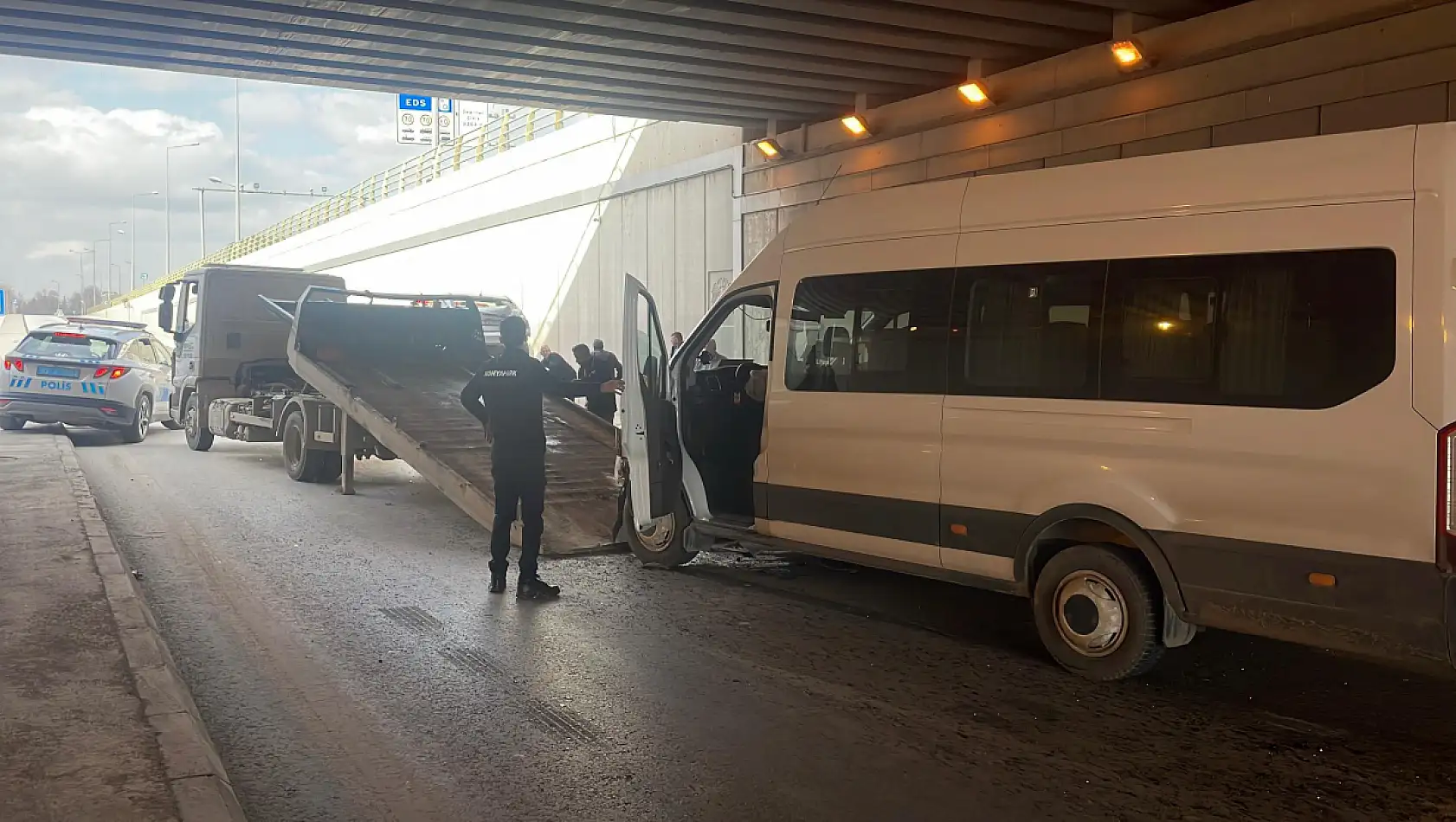 Konya merkezde servis aracı ile otomobil çarpıştı: Yaralılar var