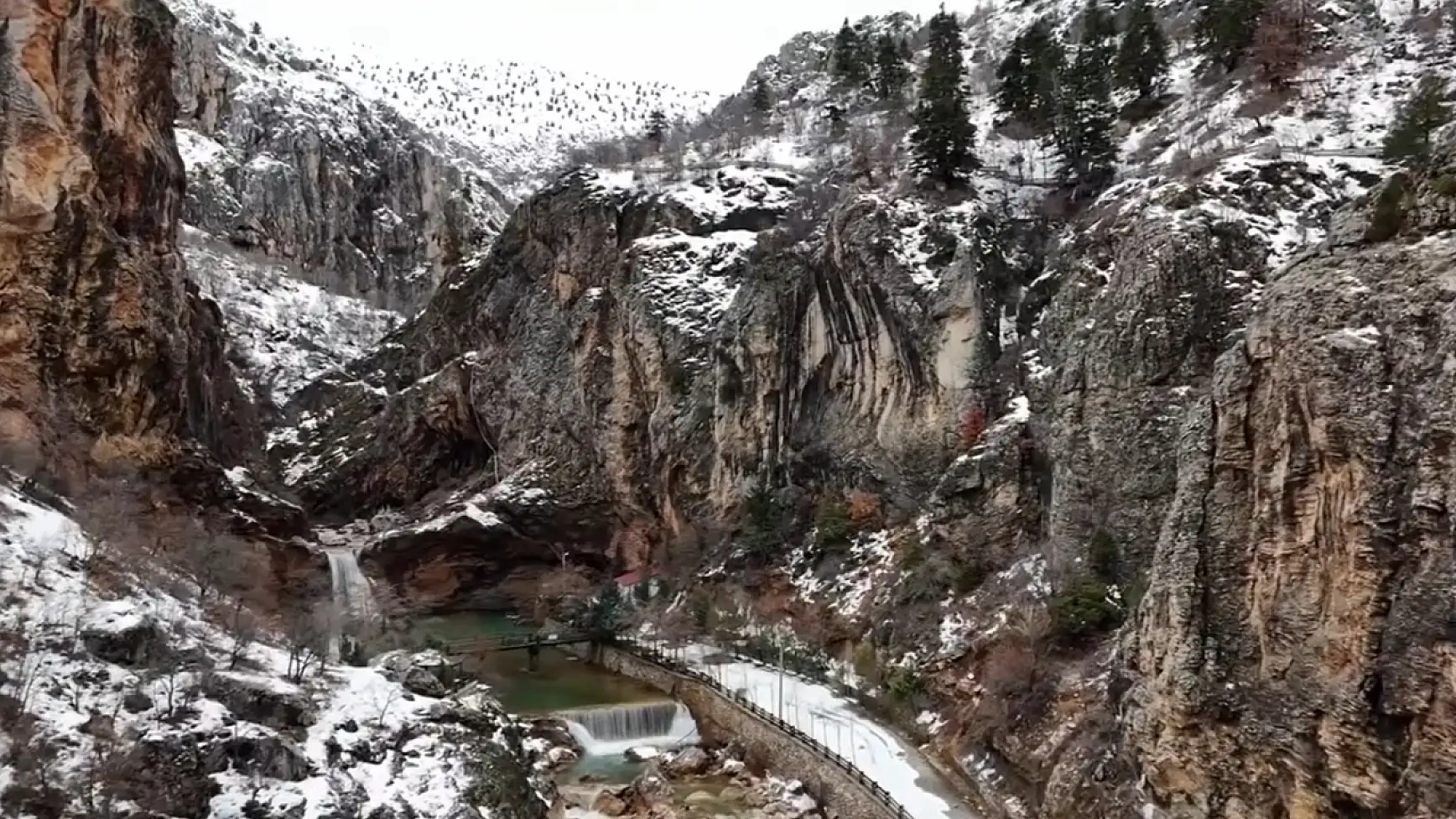 Konya’nın saklı cenneti beyaz gelinliğini giydi: Çetmi Şelalesi kışın bir başka güzel