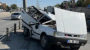 Konya merkezde Tofaş marka otomobil refüje çarptı: 4 yaralı