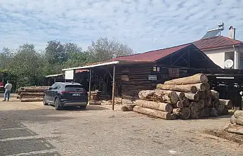 Eşi işe gitti, odasında tüfekle vurulmuş halde bulundu