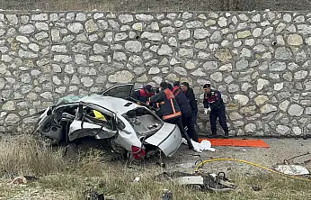 Karşı şeride geçen otomobil ciple çarpıştı, 4 ölü, 2 yaralı!