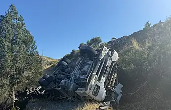Konya-Antalya karayolunda tır şarampole devrildi: 2 yaralı!
