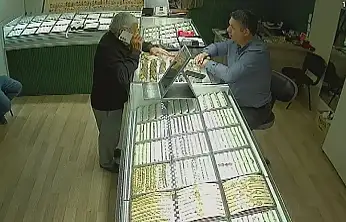 Konya'da altınlarını bozdurmaya gitti, dolandırılmaktan son anda kurtuldu!
