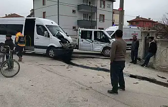 Konya'da öğrenci servisi kaza yaptı...Yaralılar var