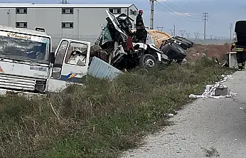 Konya'da tır demir yüklü kamyona çarptı: 1 ölü