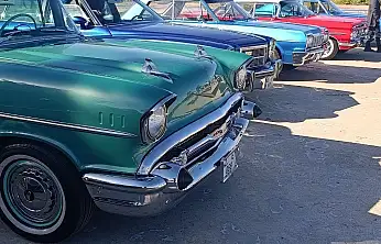 Konya'dan Beyşehir'e nostaljik çıkarma: Klasik otomobiller göl kenarında sergilendi