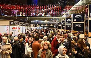 Konya Kitap Günleri'nde hafta sonu coşkusu: SKM'de yazar ve kitap akını yaşanıyor