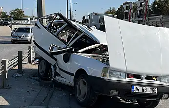 Konya merkezde Tofaş marka otomobil refüje çarptı: 4 yaralı