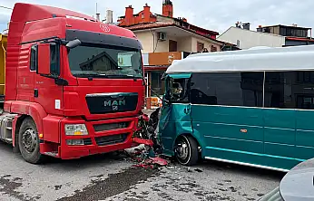 Konya merkezde yolcu minibüsü ile kamyon çarpıştı: Çok sayıda yaralı var