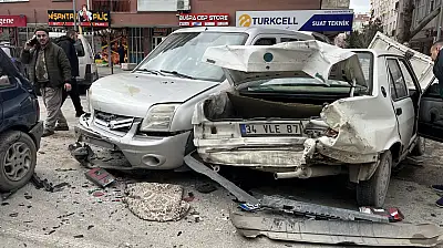 Konya merkezde kamyonet, kırmızı ışıkta bekleyen 7 aracın arasına daldı