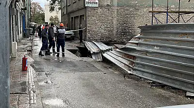 Konya merkezde zemin çöktü! Doğalgaz ve su boruları patladı