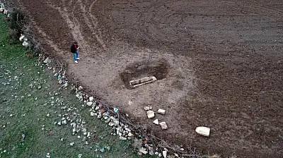 Tarlasını süren çiftçi lahit buldu