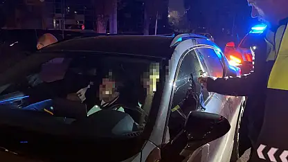 Kırmızı ışıkta bekleyen sürücü ve yolcu uyuyakaldı