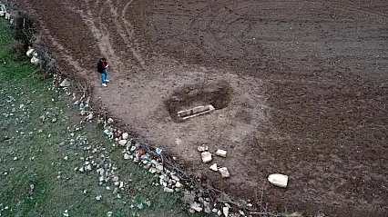 Tarlasını süren çiftçi lahit buldu