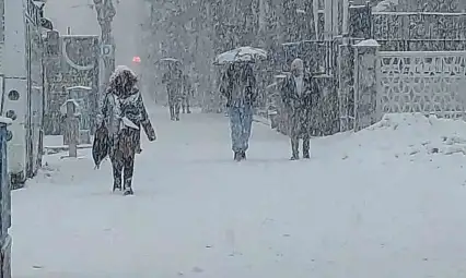 Lapa lapa yağdı: 405 yol kapandı