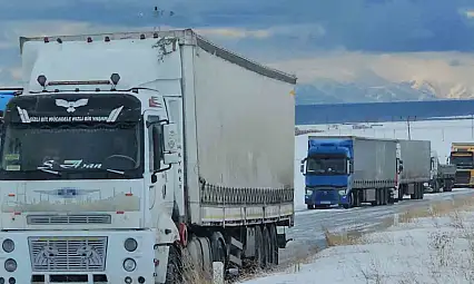 Onlarca araç yolda kaldı