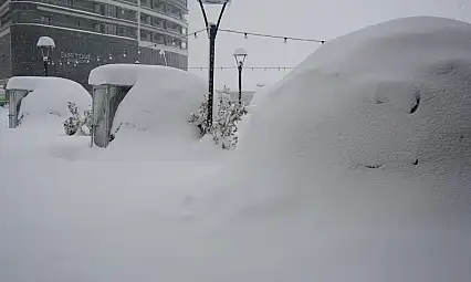 35 köy yolu kapandı, uçuşlar iptal edildi
