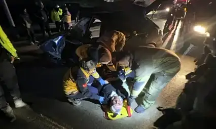 Bursa Çevre Yolunda can pazarı: Bariyerlere çarpan otomobilde 2 ağır yaralı