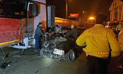 Alkol ve hız felaket getirdi! Otomobil tıra ok gibi saplandı