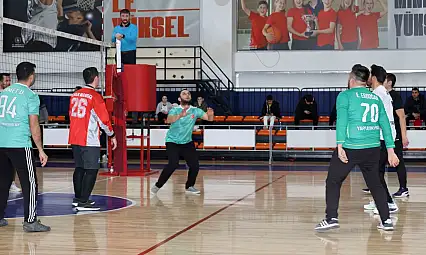 Karatay'da mesai kortta devam ediyor... Birimler arası dostluk turnuvası başladı