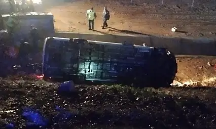 İşçi servisi 50 metrelik uçuruma yuvarlandı: 13 yaralı