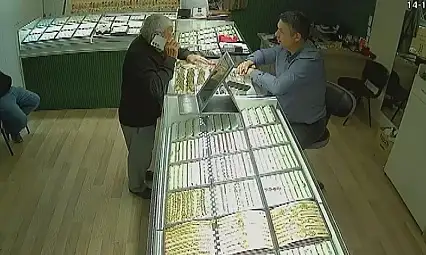 Konya'da altınlarını bozdurmaya gitti, dolandırılmaktan son anda kurtuldu!