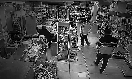 Market kirlenmesin diye çorapla alışveriş yaptılar