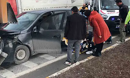Konya'da otomobil kırmızı ışıkta bekleyen tıra arkadan çarptı