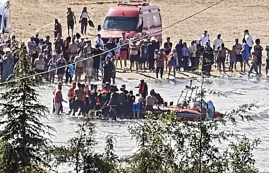 Akıntıya kapılanları kurtarmak isterken canından oldu
